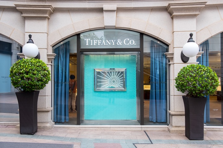 Tiffany & Co logo as serif lettering style example.